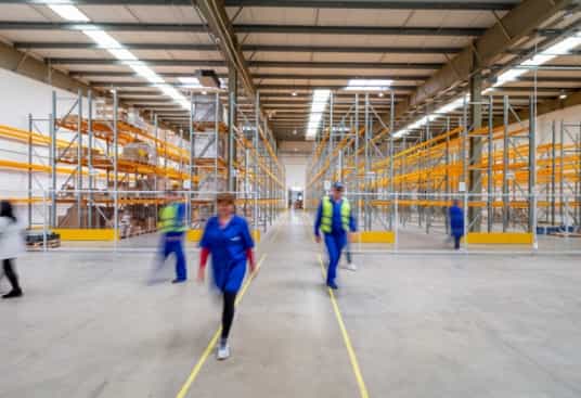 Interno reparto con bancali